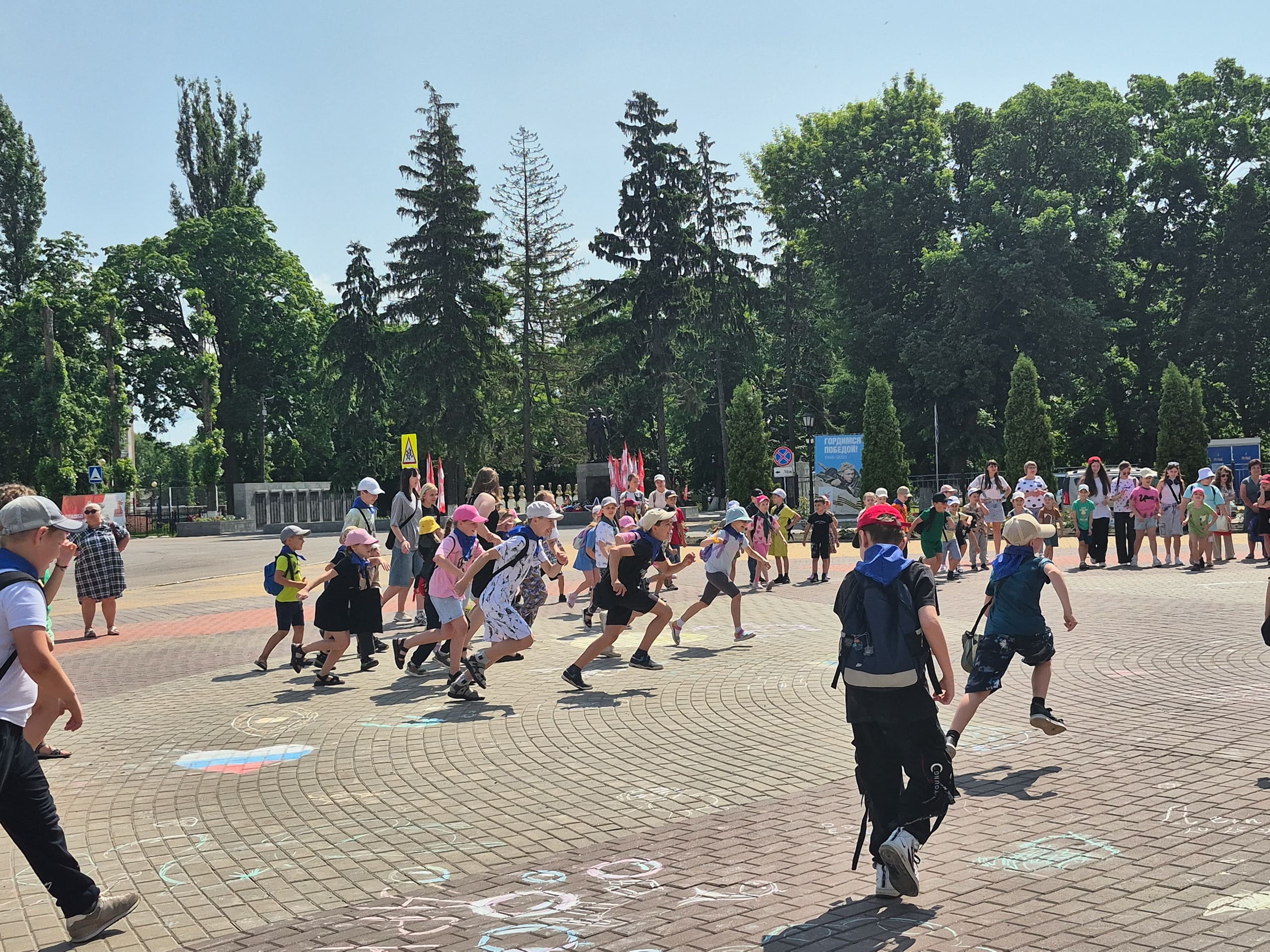 На площади у Бобра состоялась игровая программа